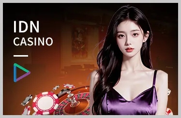 Hình ảnh sòng bạc trực tuyến Ko66 với bàn Baccarat và người chia bài thật.